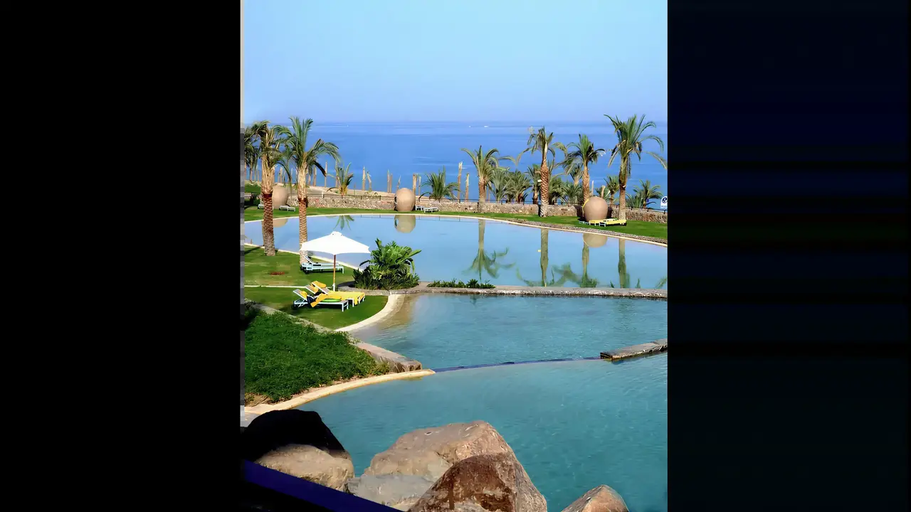 Basen w hotelu Retac Qunay Dahab Resort & Spa z widokiem na morze