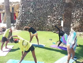 Zajęcia jogi na trawniku w Retac Qunay Dahab Resort & Spa