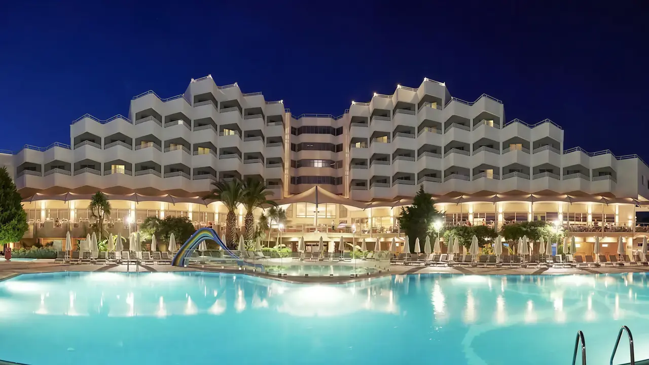 Widok na budynek i basen w Richmond Ephesus Resort