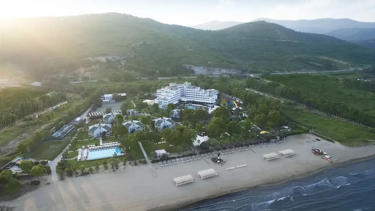 Widok z lotu ptaka na Richmond Ephesus Resort i plażę