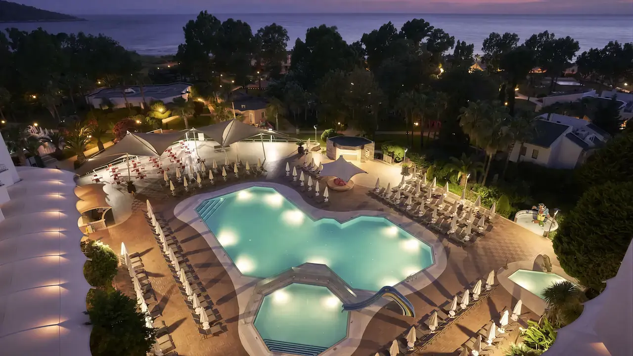 Widok na kompleks basenów w Richmond Ephesus Resort