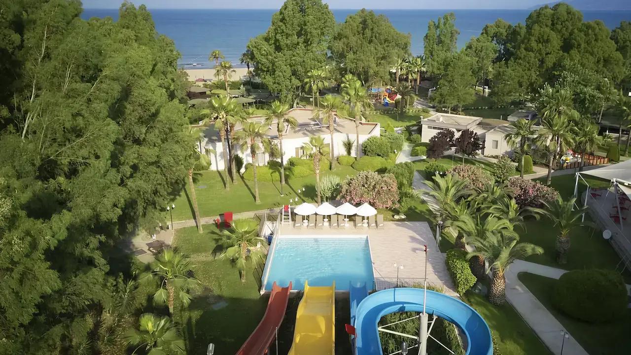 Widok na kompleks Richmond Ephesus Resort z basenami i zjeżdżalniami