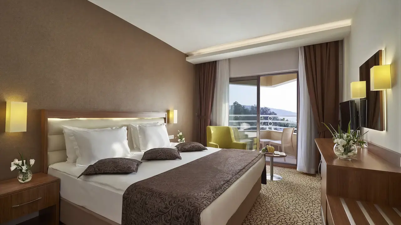 Sypialnia z widokiem na balkon w Richmond Ephesus Resort