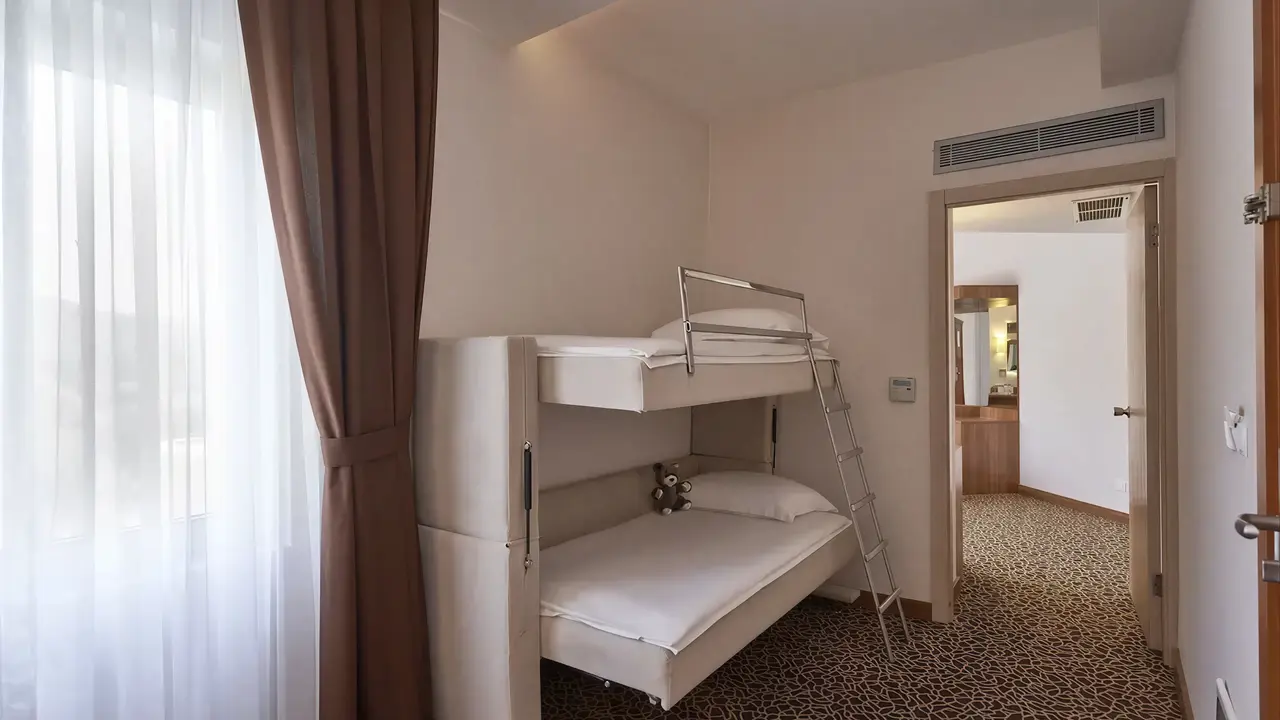 Pokój z łóżkiem piętrowym w Richmond Ephesus Resort