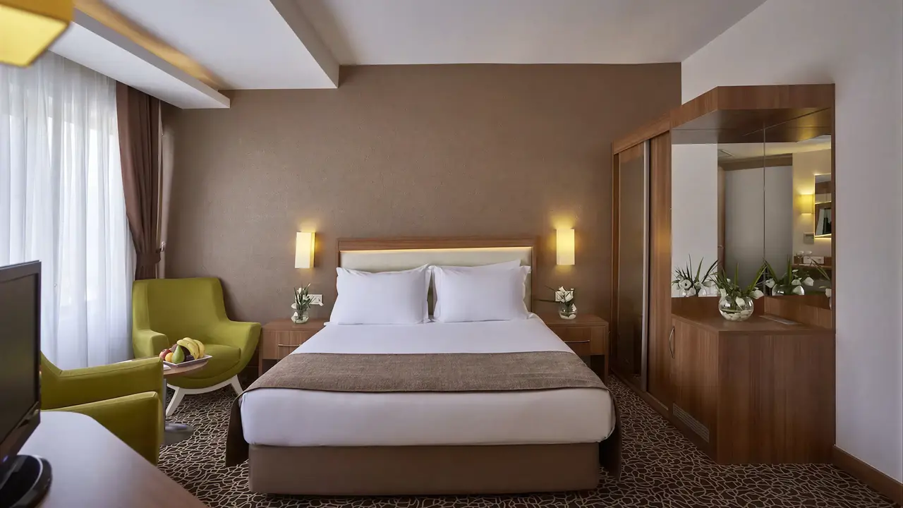 Przytulna sypialnia z dużym łóżkiem w Richmond Ephesus Resort
