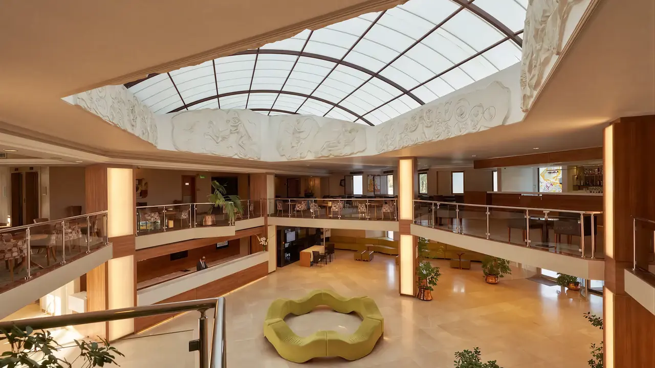 Wnętrze przestronnego lobby w Richmond Ephesus Resort