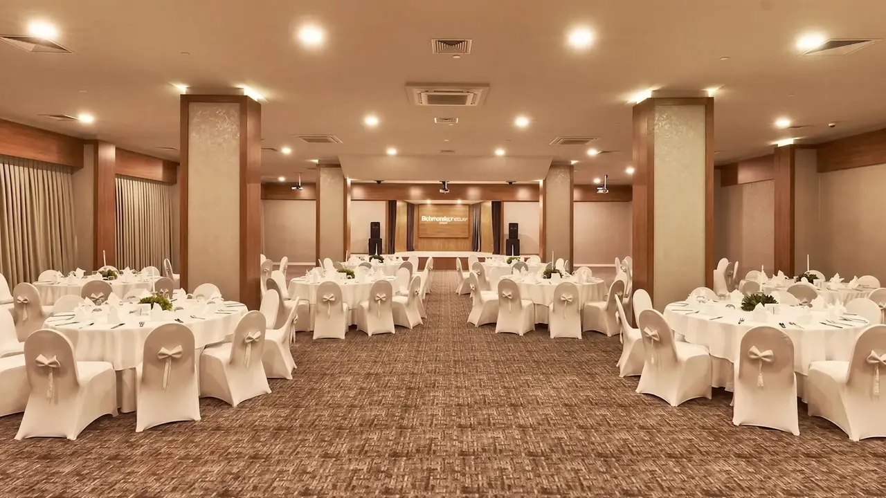 Sala bankietowa w Richmond Ephesus Resort z okrągłymi stołami