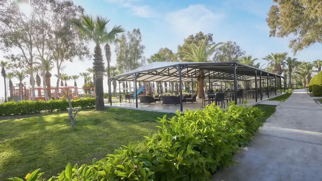 Zieleń i zadaszony taras w Richmond Ephesus Resort