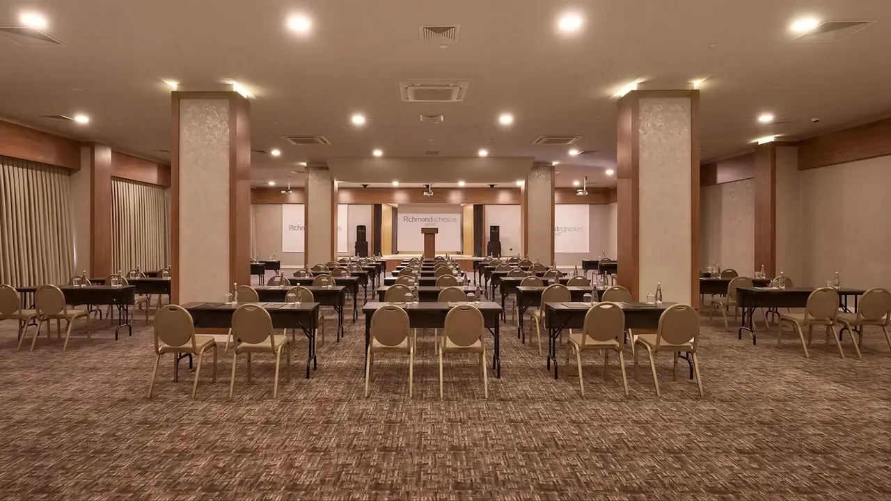 Sala konferencyjna w Richmond Ephesus Resort z rzędami stolików
