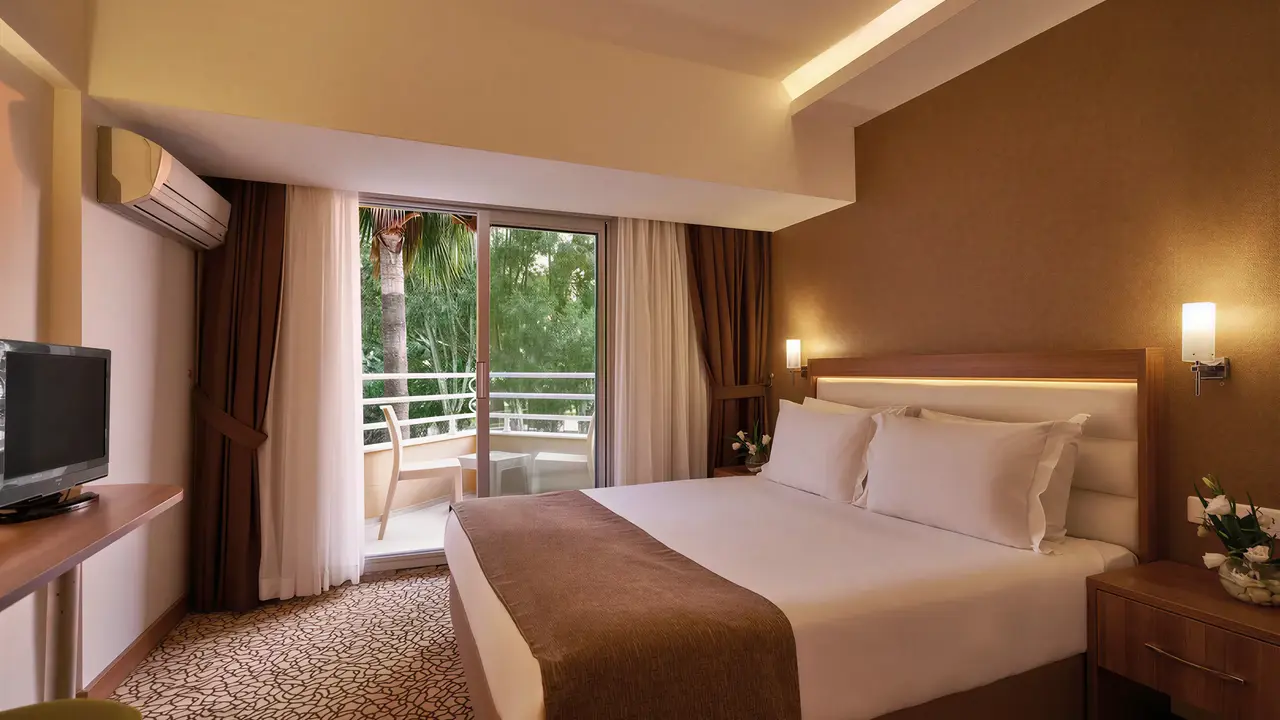 Przytulna sypialnia z łóżkiem w Richmond Ephesus Resort