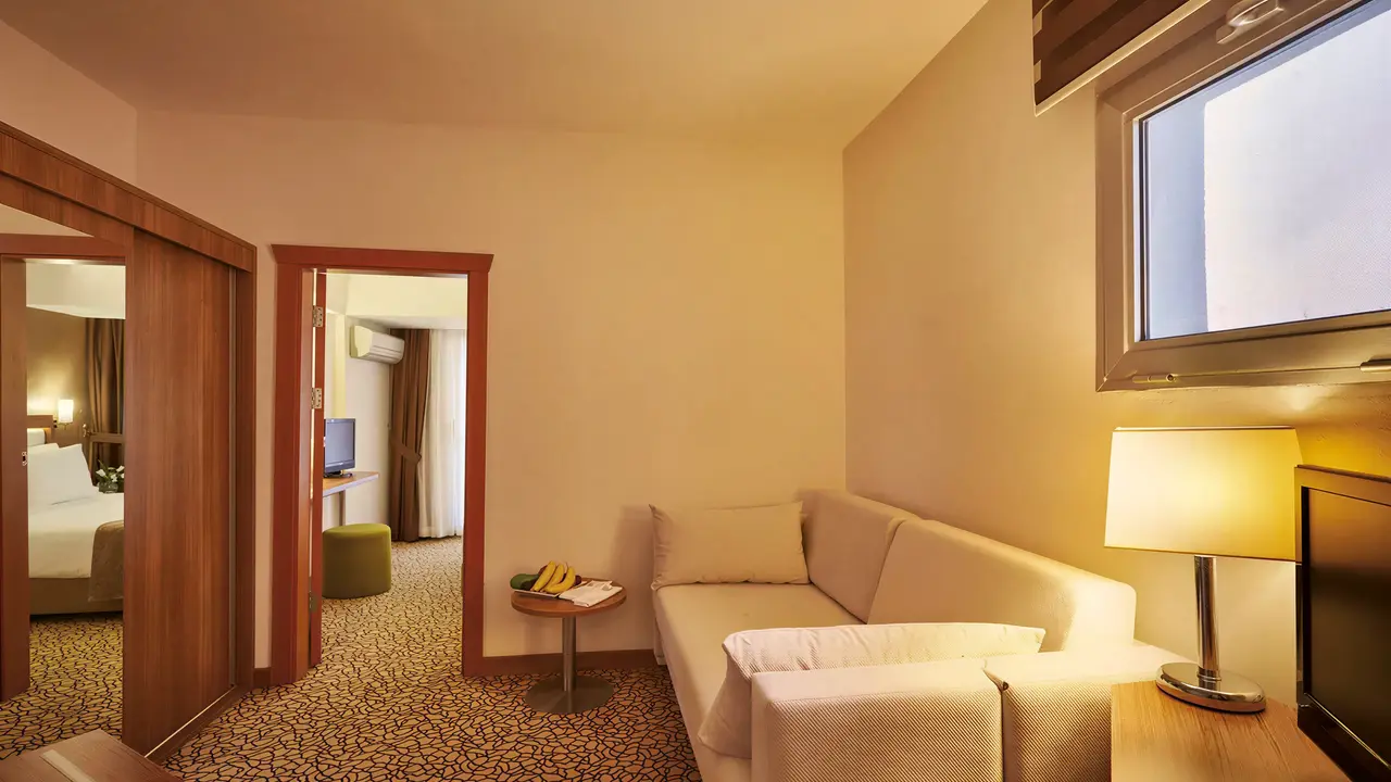 Wnętrze pokoju z kanapą w Richmond Ephesus Resort