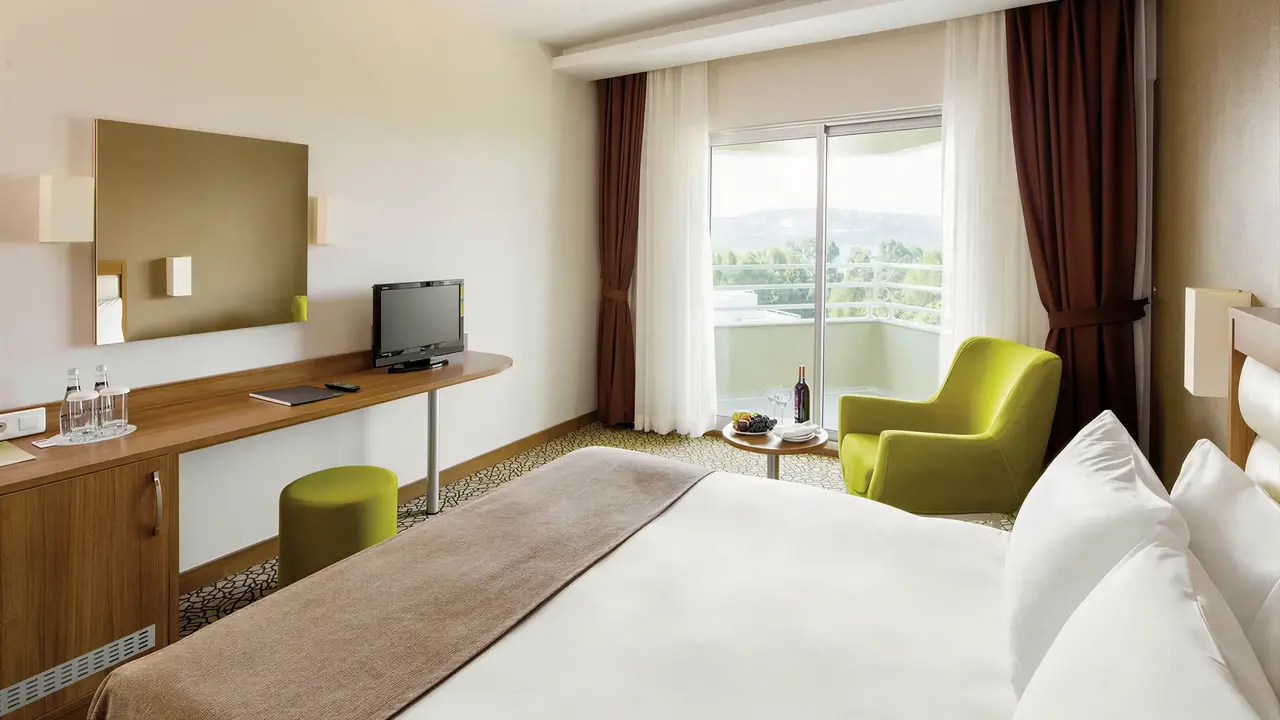 Przytulny pokój z łóżkiem w Richmond Ephesus Resort