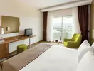 Przytulny pokój z łóżkiem w Richmond Ephesus Resort