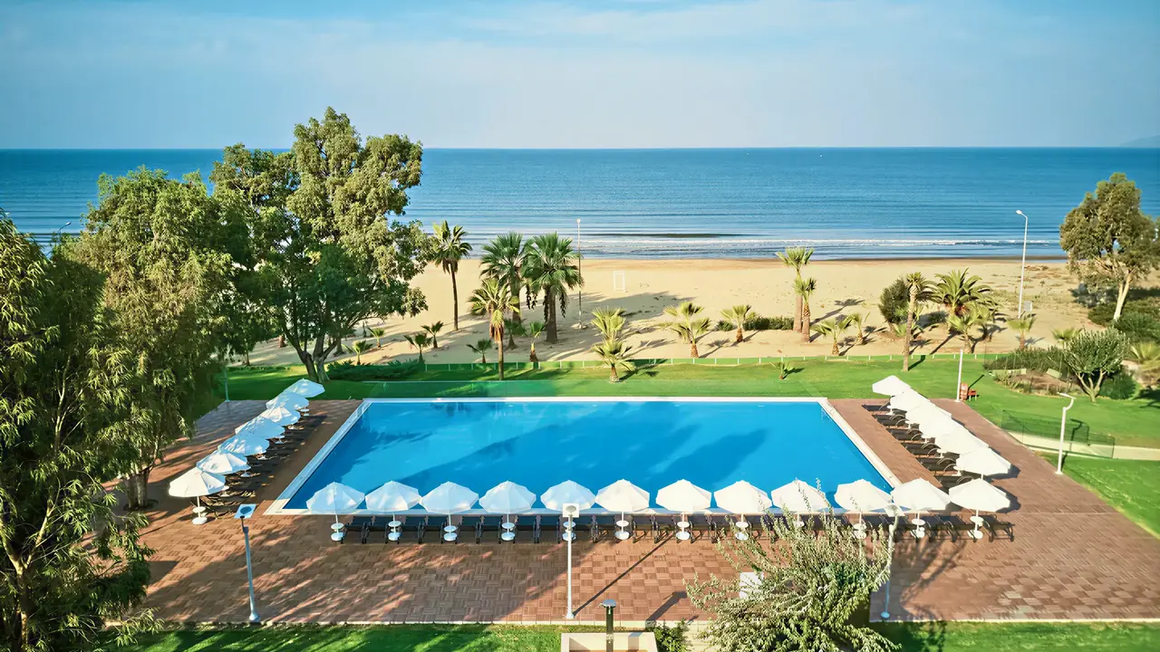Widok na basen i plażę w Richmond Ephesus Resort