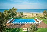 Widok na basen i plażę w Richmond Ephesus Resort