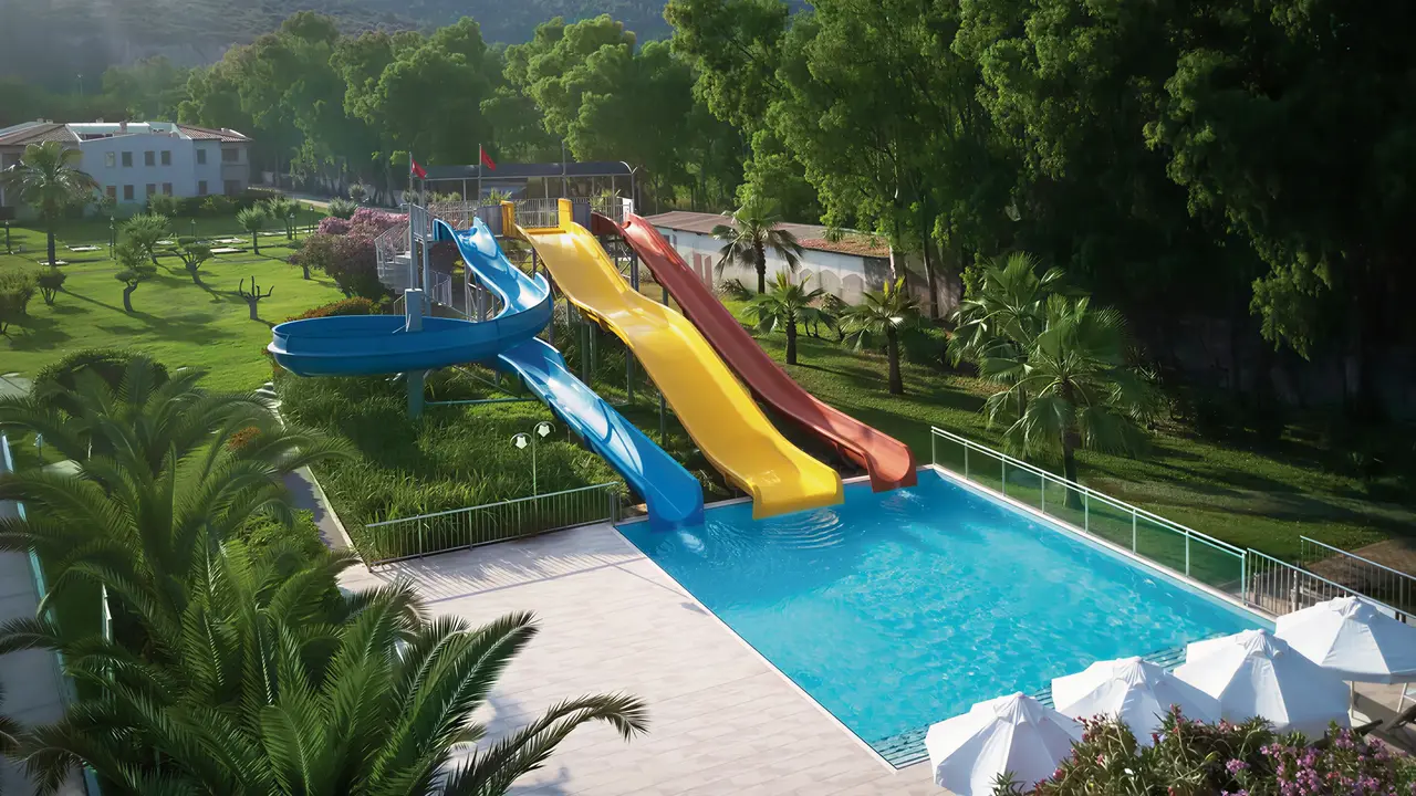 Zjeżdżalnie wodne w basenie Richmond Ephesus Resort