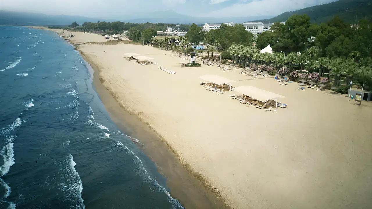 Widok na kompleks Richmond Ephesus Resort oraz piaszczystą plażę