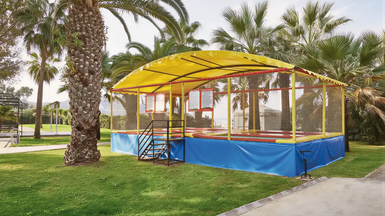 Trampolina dla dzieci w Richmond Ephesus Resort