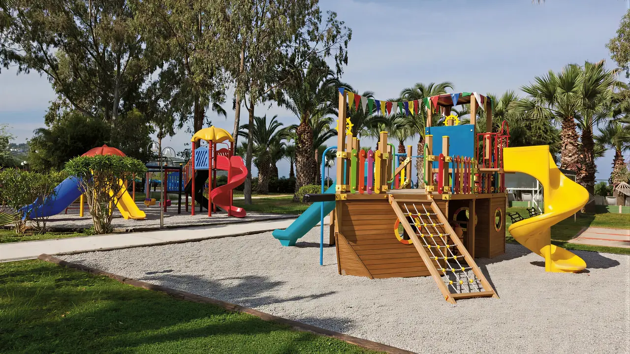 Kolorowy plac zabaw w Richmond Ephesus Resort
