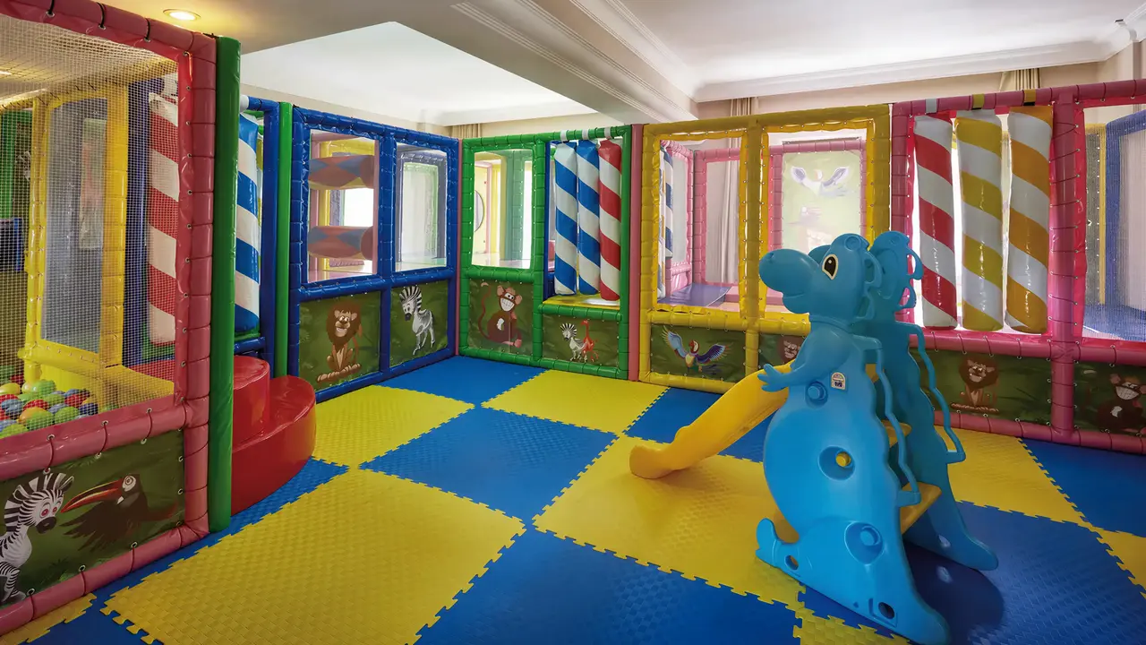 Kolorowy kącik zabaw dla dzieci w Richmond Ephesus Resort