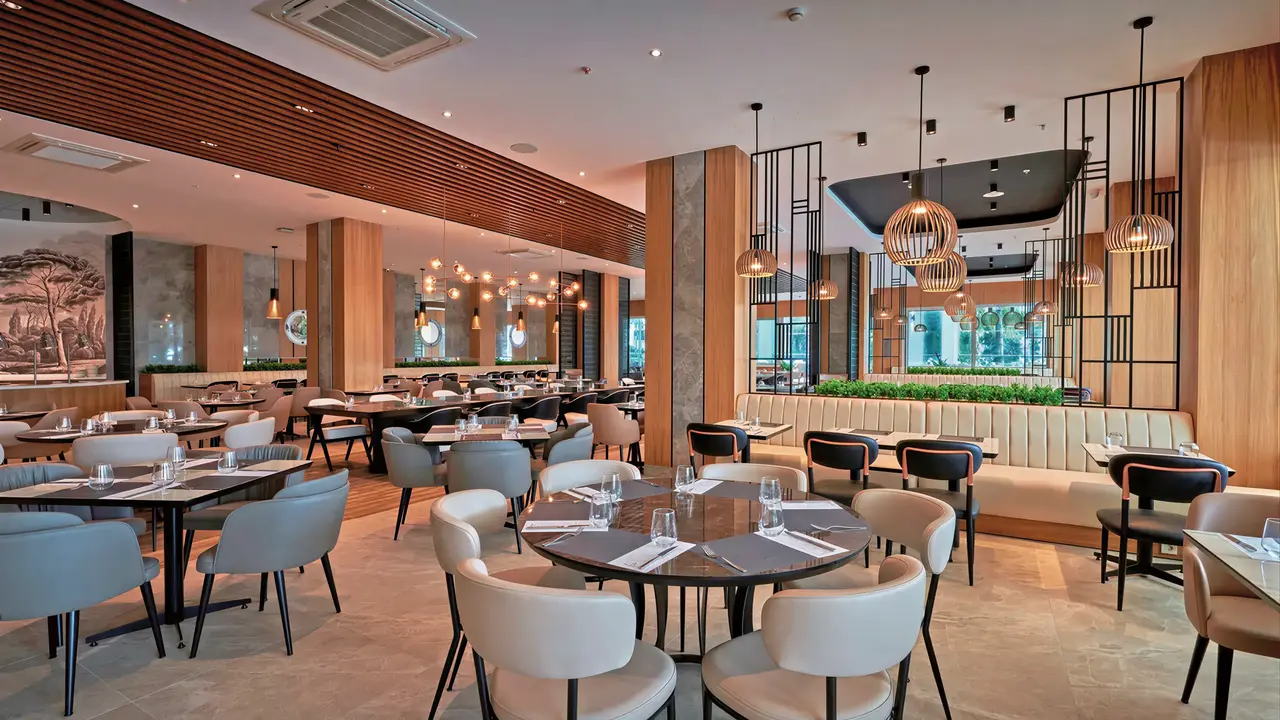 Elegancka restauracja w Richmond Ephesus Resort z nakrytymi stołami