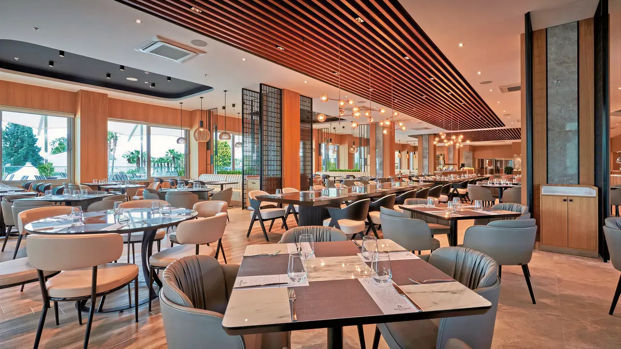 Elegancka restauracja w Richmond Ephesus Resort z ustawionymi stołami