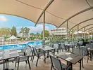 Restauracja w Richmond Ephesus Resort z widokiem na basen