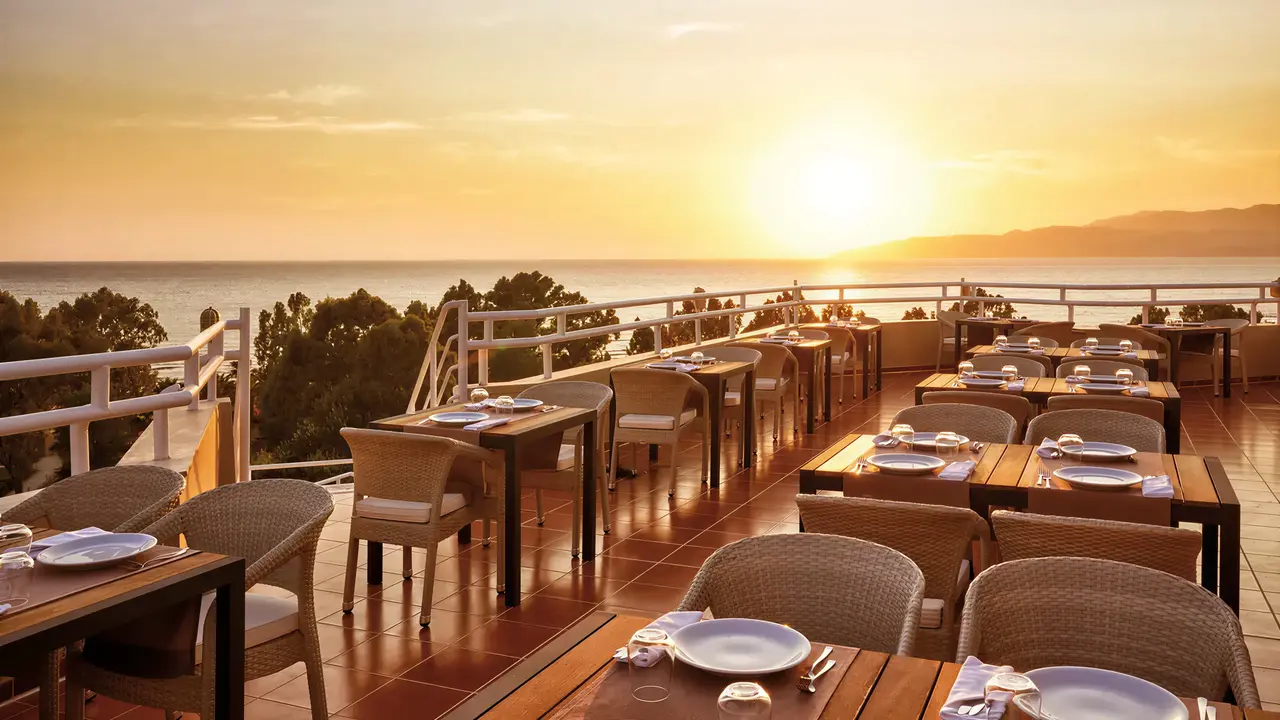 Taras restauracyjny w Richmond Ephesus Resort z widokiem na morze