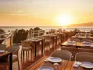 Taras restauracyjny w Richmond Ephesus Resort z widokiem na morze