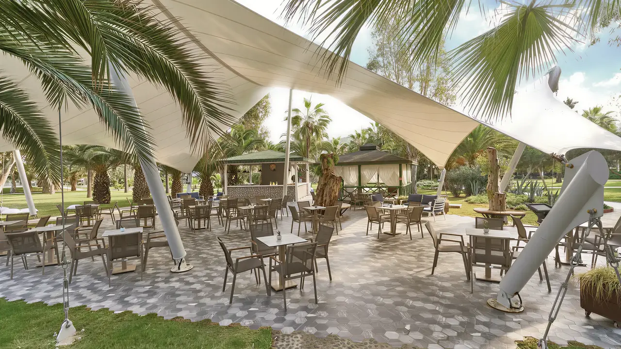 Restauracja na świeżym powietrzu w Richmond Ephesus Resort