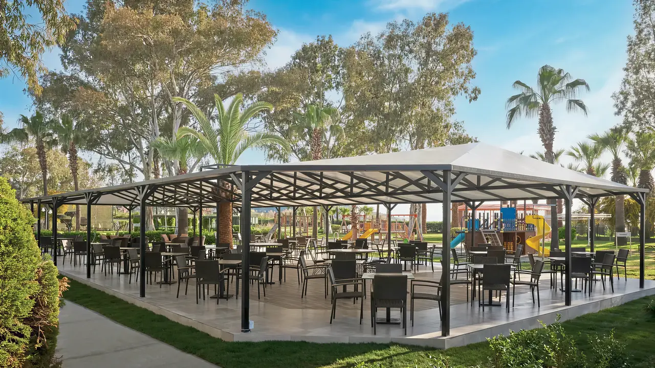 strefa jadalna pod zadaszeniem w Richmond Ephesus Resort