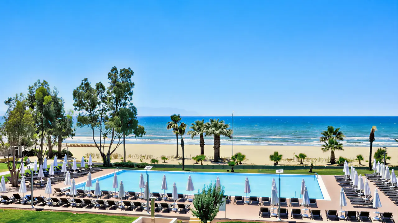 Widok na basen i plażę w Richmond Ephesus Resort