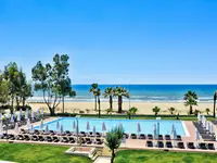 Widok na basen i plażę w Richmond Ephesus Resort