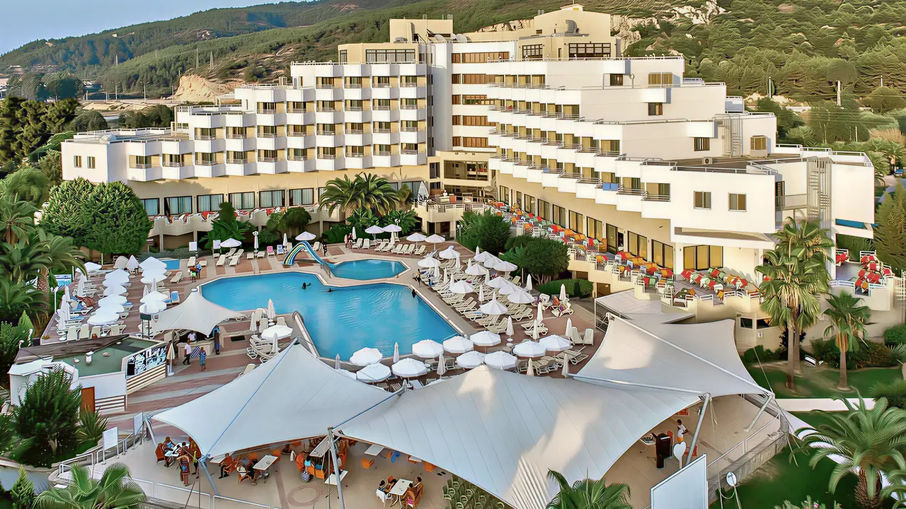 Widok na kompleks budynku i basen Richmond Ephesus Resort