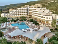 Widok na kompleks budynku i basen Richmond Ephesus Resort