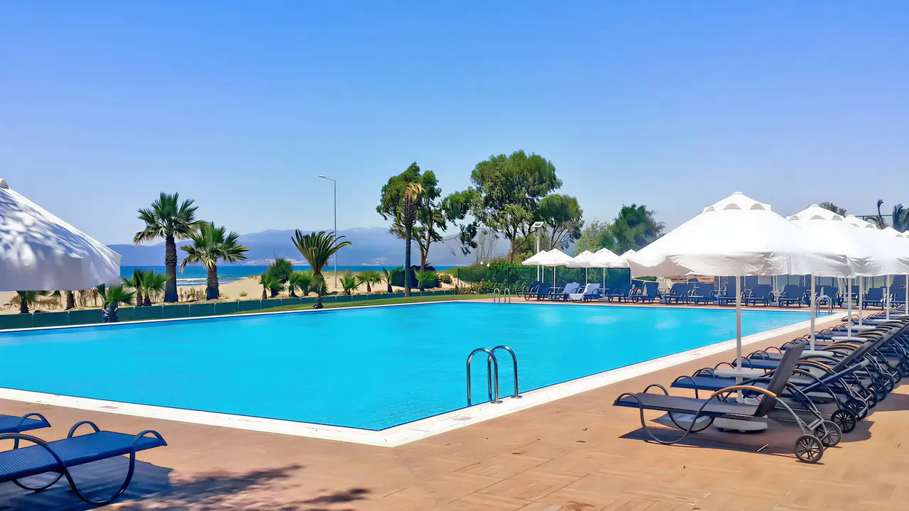 Basen z leżakami i parasolami w Richmond Ephesus Resort