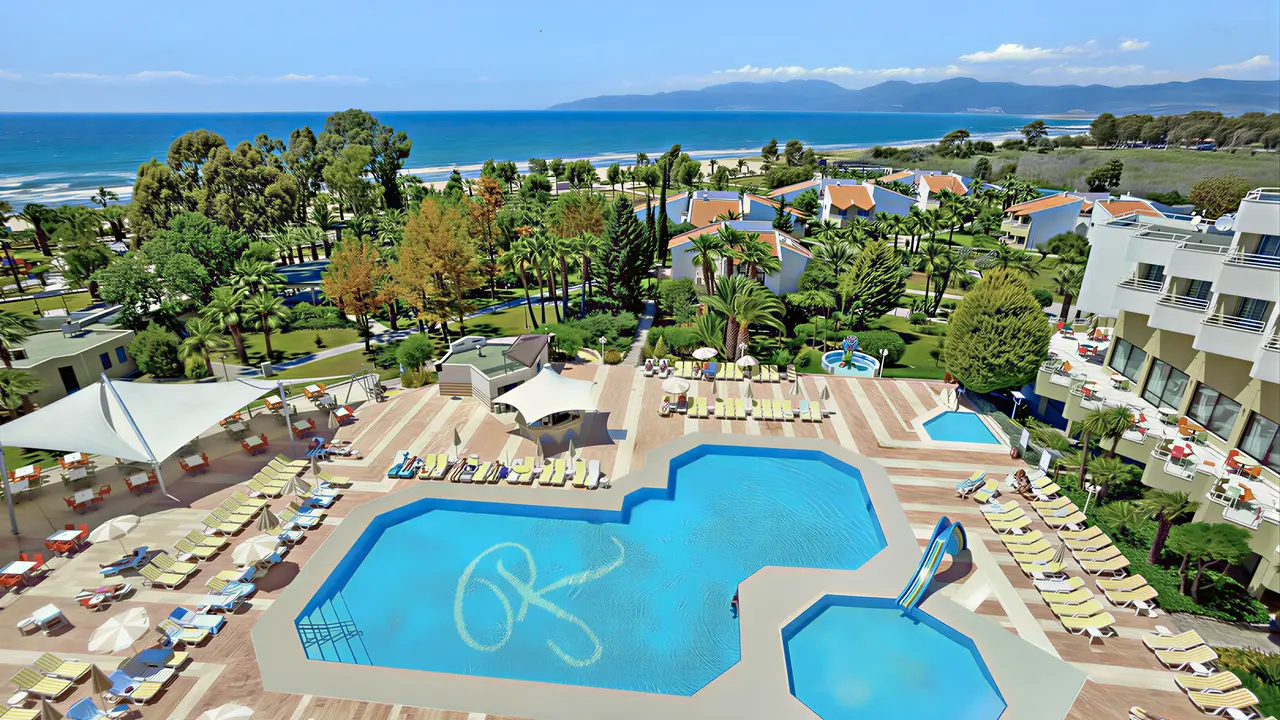 Widok na kompleks Richmond Ephesus Resort z basenami i plażą