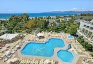 Widok na kompleks Richmond Ephesus Resort z basenami i plażą