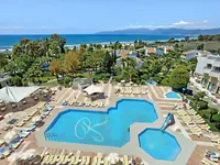 Widok na kompleks Richmond Ephesus Resort z basenami i plażą