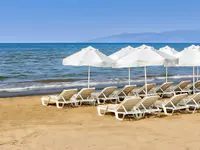 Leżaki i parasole na plaży w Richmond Ephesus Resort