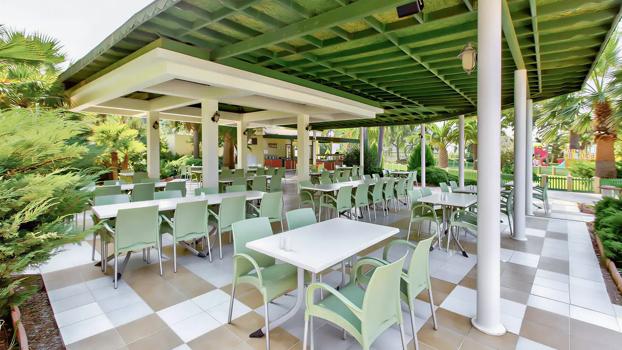 Stolik restauracyjny na zewnątrz w Richmond Ephesus Resort