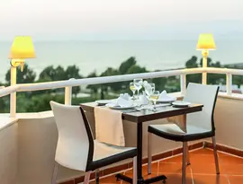 Stolik i krzesła na balkonie w Richmond Ephesus Resort