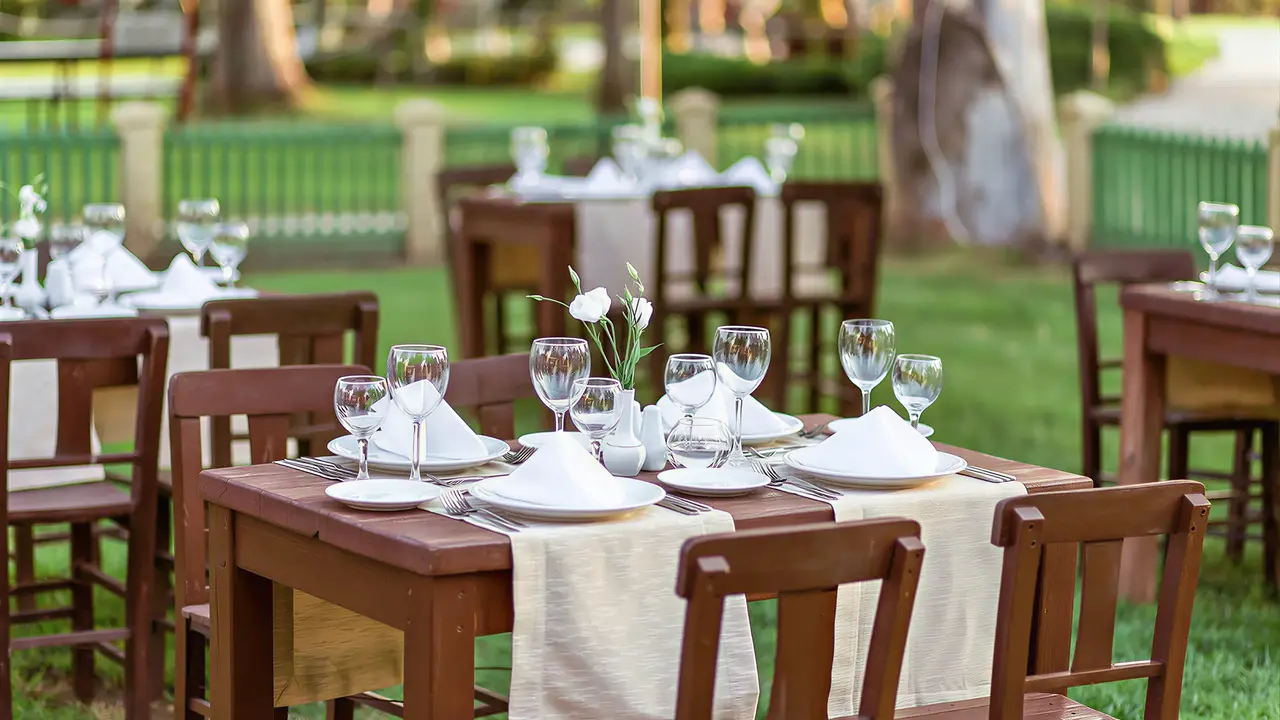 Nakryte stoły w restauracji Richmond Ephesus Resort na zewnątrz