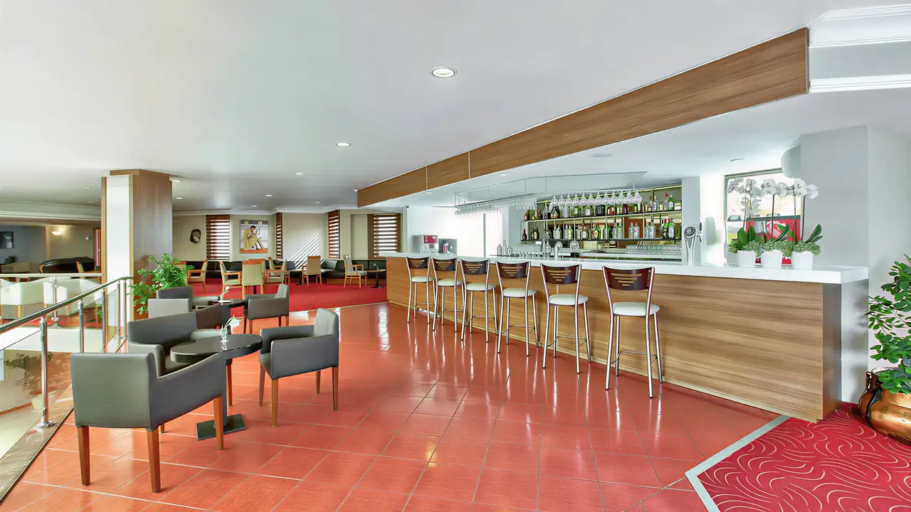 Bar z wysokimi hokerami w Richmond Ephesus Resort