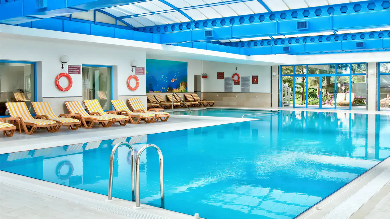 Kryty basen z leżakami w Richmond Ephesus Resort