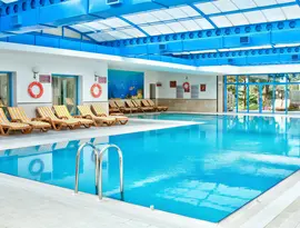 Kryty basen z leżakami w Richmond Ephesus Resort