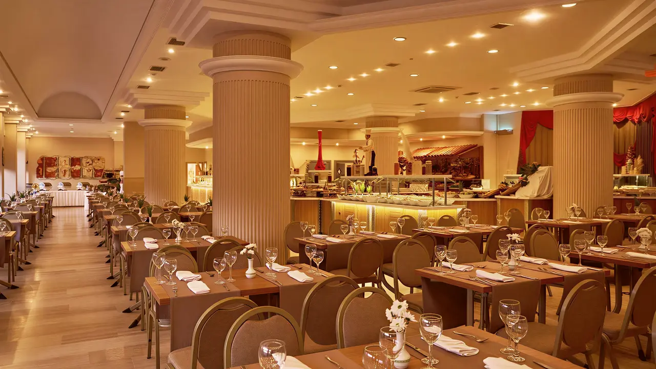 Elegancka restauracja w Richmond Ephesus Resort z nakryty stołami