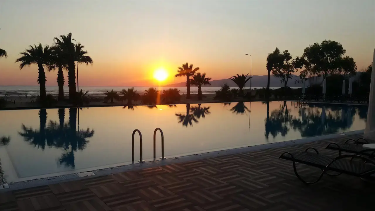 Basen w Richmond Ephesus Resort podczas zachodu słońca
