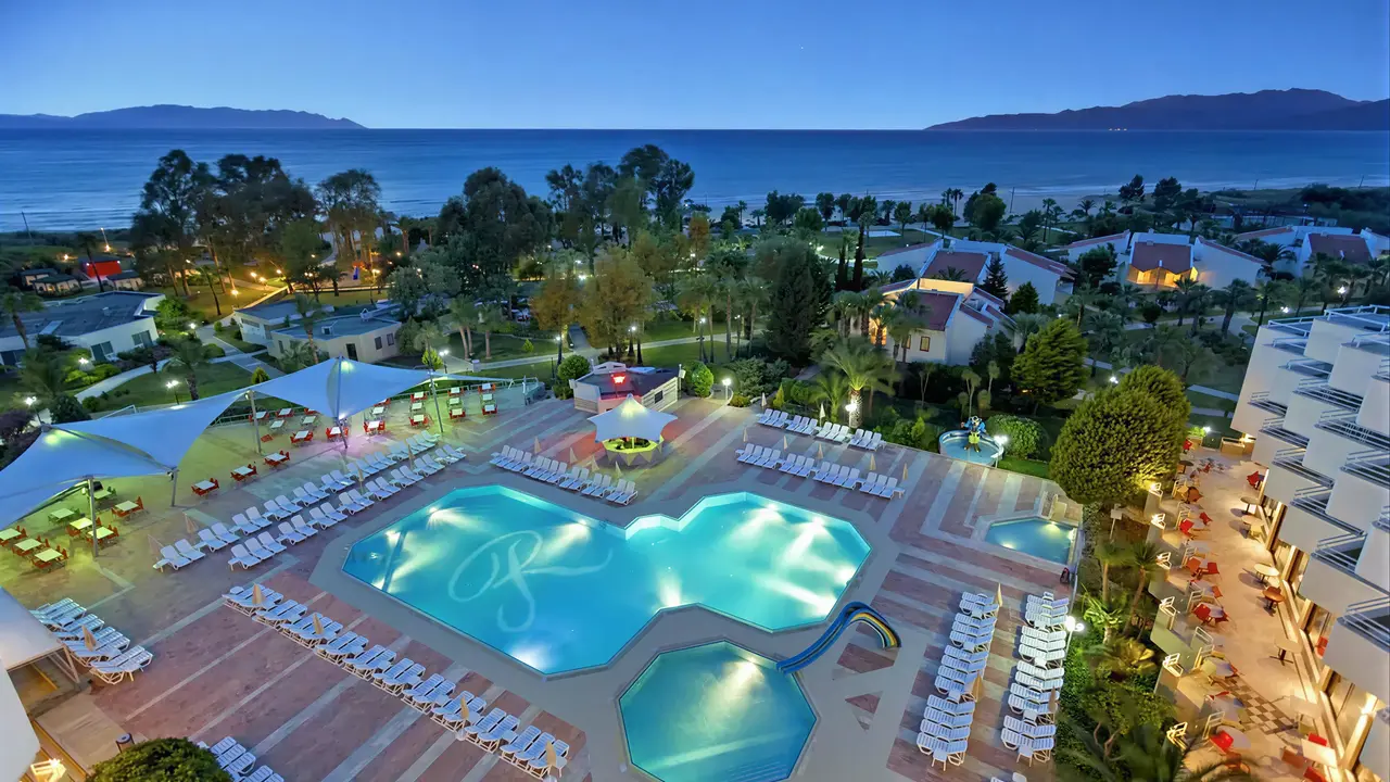 Widok na kompleks basenowy w Richmond Ephesus Resort