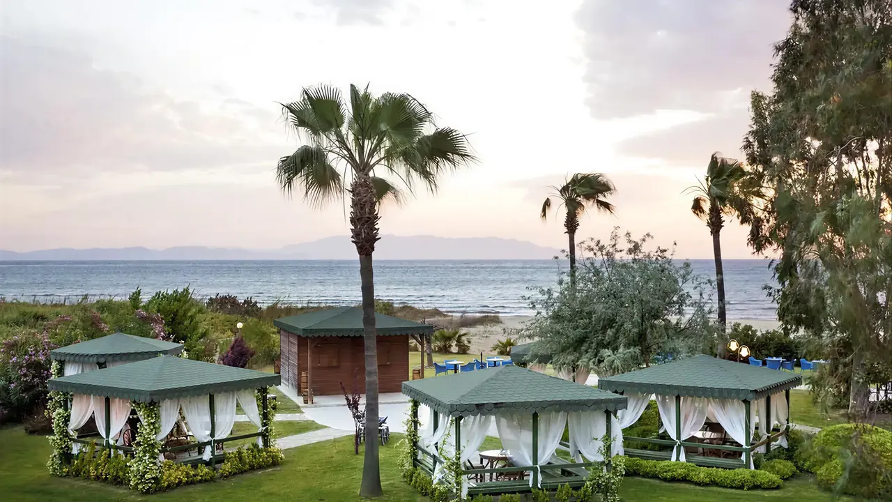 Pawilony wypoczynkowe przy plaży w Richmond Ephesus Resort